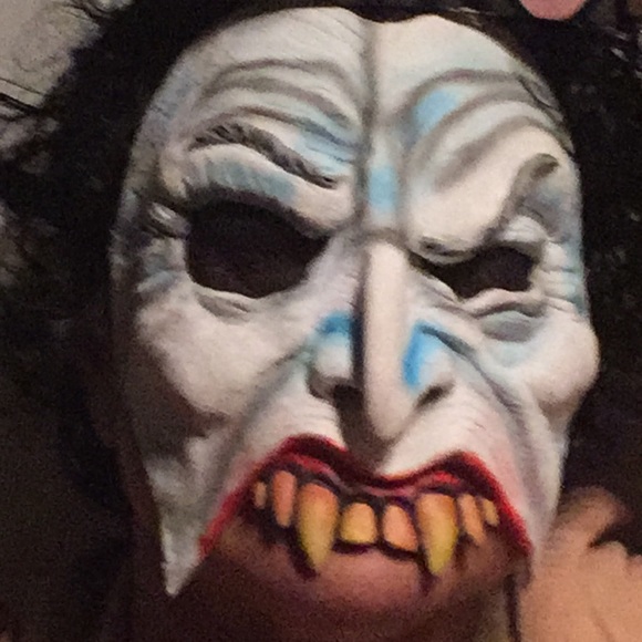 FREE 3-pc BOGO mask, flashlight & free clown nose - Picture 2 of 6